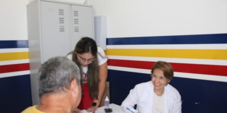 Internos de Medicina participam de ação social e de saúde na zona rural de Careiro da Várzea