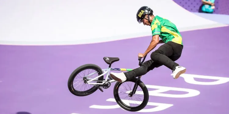 Gustavo Bala Loka põe Brasil na final do ciclismo BMX na Olimpíada