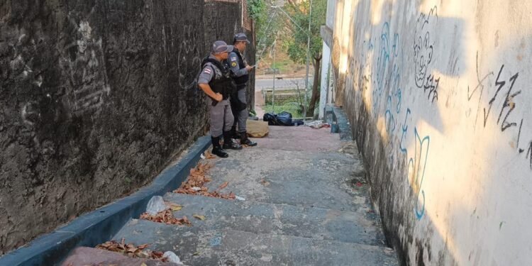 corpo encontrado enrolado em lona