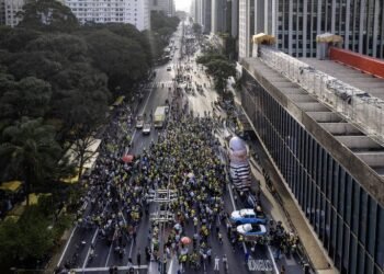 Militantes vão à Paulista pedir impeachment de Moraes