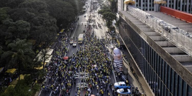 Militantes vão à Paulista pedir impeachment de Moraes