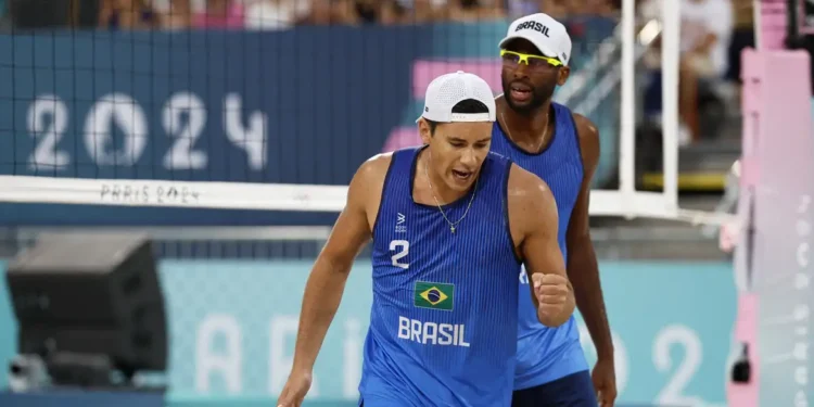 Vôlei de praia: Evandro e Arthur avançam para as oitavas em Paris