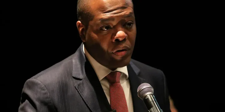 Durante a Segunda Guerra Mundial, pessoas nascidas na Alemanha, Itália e Japão que residiam no Brasil foram impedidas, por lei, de permanecer morando em cidades litorâneas