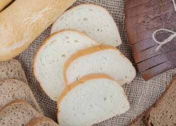 pao-com-variedade-de-alimentos