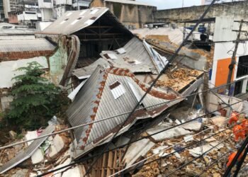 Desabamento na rua Henrique Martins - (Foto: Reprodução)