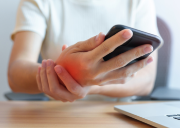 Doenças podem ser causadas devido ao uso excessivo do celular (Reprodução)