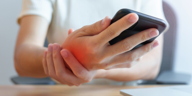 Doenças podem ser causadas devido ao uso excessivo do celular (Reprodução)