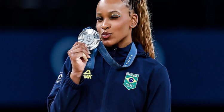 Rebeca Andrade ganha medalha de prata e faz história em Paris-2024