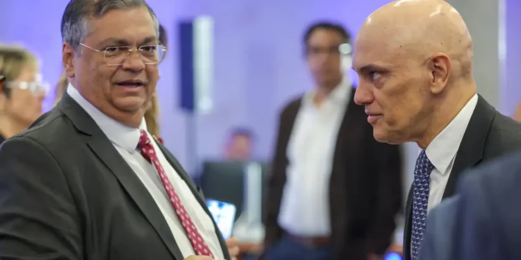 Dino diz que Moraes pediu legalmente relatórios ao TSE