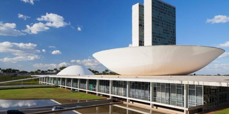 CCJ do Senado aprova PEC que pode reduzir verba para candidatos negros