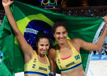 Duda e Ana Patrícia derrotam canadenses e são ouro no vôlei de praia