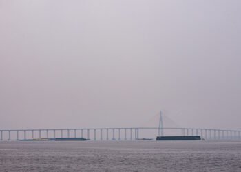 ponte jornalista Phelippe Daou coberta por fumaça (Foto: João Dejacy/ Portal Rios de Notícias)