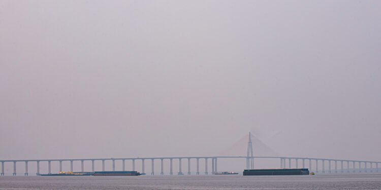 ponte jornalista Phelippe Daou coberta por fumaça (Foto: João Dejacy/ Portal Rios de Notícias)