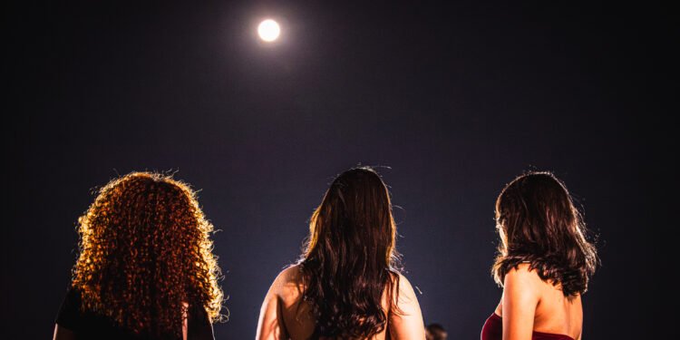 População acompanha a Superlua de 2024 (Foto: João Dejacy)