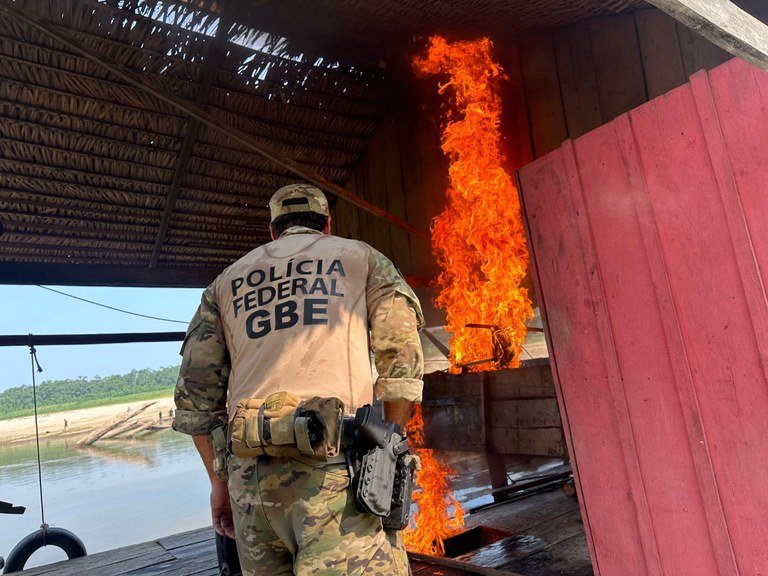 PF destrói draga de garimpo (Foto: Divulgação/ Polícia Federal)