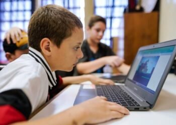 Alunos estudam usando IA