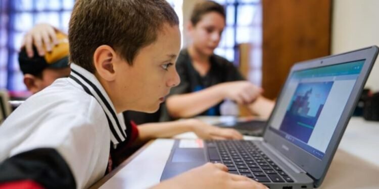 Alunos estudam usando IA