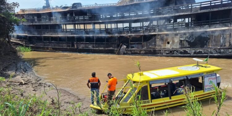Aumenta número de mortos após incêndio em embarcação