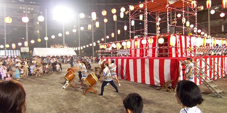 O Bon Odori, realizado em homenagem aos antepassados ocorre no mês de agosto (Reprodução)