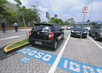 Multa maior por estacionar em vaga reservada sem credencial vai a Plenário