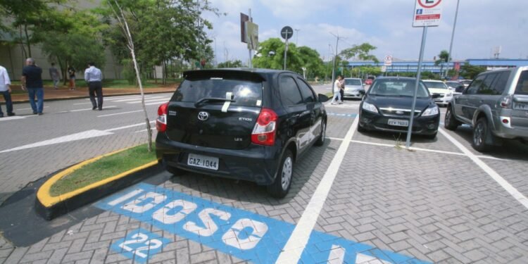 Multa maior por estacionar em vaga reservada sem credencial vai a Plenário
