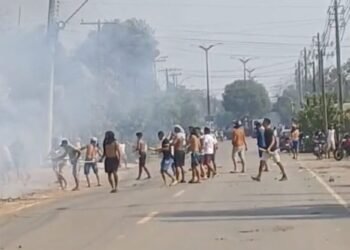 Manifestantes ameaçam invadir prefeitura de Humaitá (Foto: Reprodução)