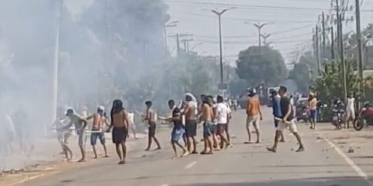 Manifestantes ameaçam invadir prefeitura de Humaitá (Foto: Reprodução)