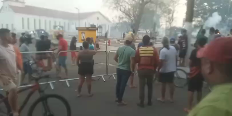 Vídeos: Policiais federais são atacados por garimpeiros no Amazonas