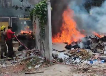 Bombeiros apagam incêndio em terreno baldio no bairro Petrópolis