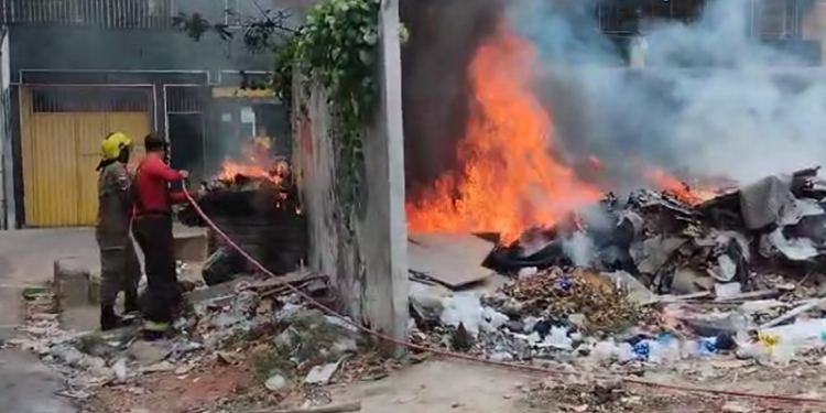 Bombeiros apagam incêndio em terreno baldio no bairro Petrópolis