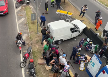 Vídeo: acidente na Torquato Tapajós deixa vítimas presas às ferragens em Manaus
