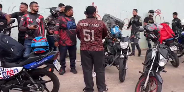 Na avenida do samba entregadores repudiam crime cometido por motoqueiros