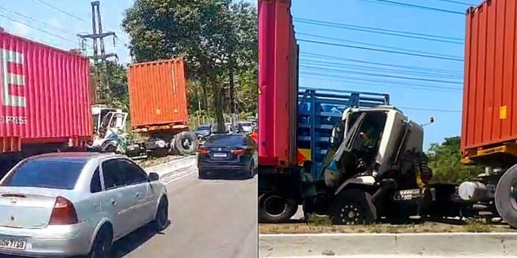 Colisão de carretas deixam trânsito lento em avenida da zona Sul de Manaus