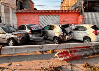 Carros destruídos