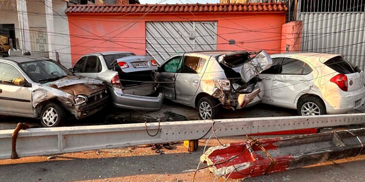 Carros destruídos