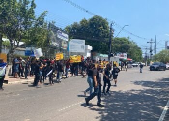 Concursados protestam em frente a sede do governo do Amazonas
