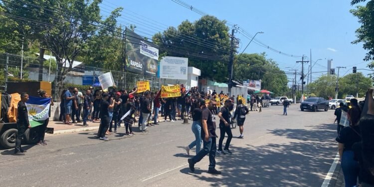 Concursados protestam em frente a sede do governo do Amazonas