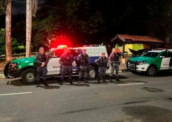 Homem é preso após agarrar e beijar adolescente à força