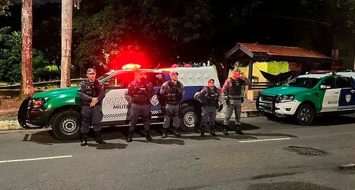 Homem é preso após agarrar e beijar adolescente à força