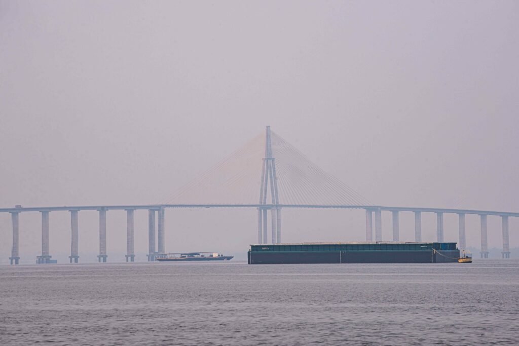 Ponte Rio Negro coberta pela fumaça nesta terça-feira, 13 (João Dejacy/Rios de Notícias)