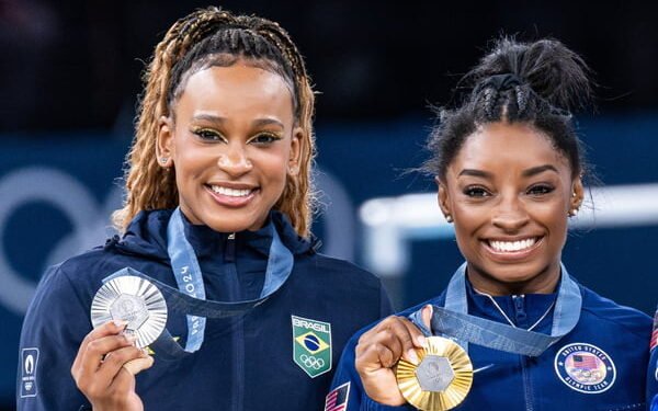 Rebeca Andrade e Simone Biles