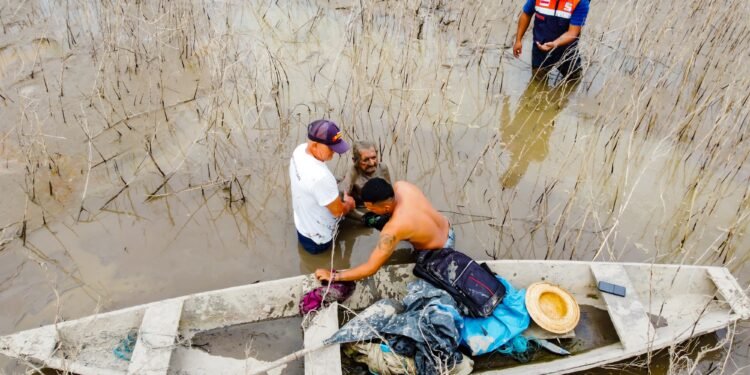 Idoso sendo resgatado (Foto/Divulgação: Defesa Civil de São Paulo de Olivença)