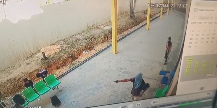 Criminosos armados invadem escola (Foto: Reprodução)