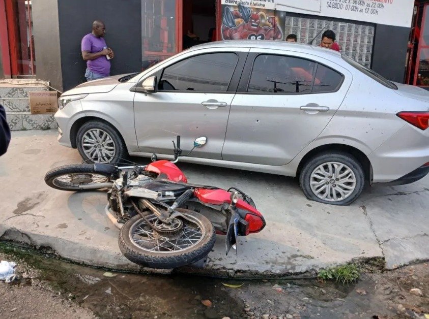 Outro veículo atingido pelos disparos (Foto: Divulgação)