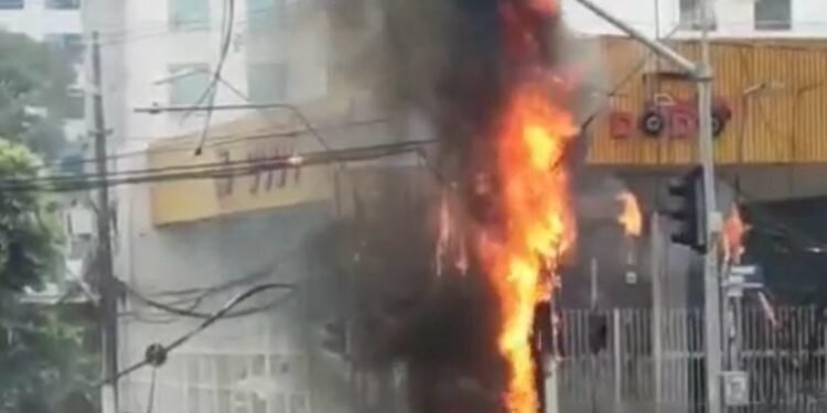 Incêndio no cruzamento da avenida Mário Ypiranga (Foto: Reprodução)