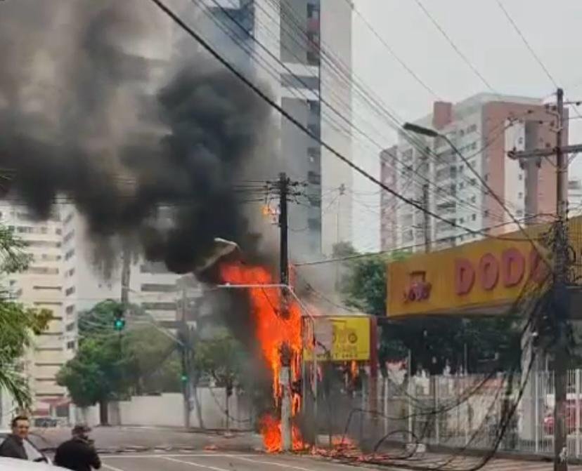 Poste pega fogo no cruzamento da avenida Mário Ypiranga (Foto: Reprodução)