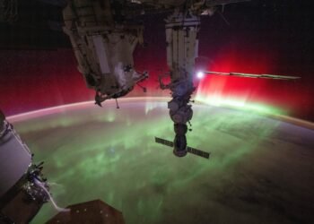 Astronauta faz registro de formação da aurora boreal