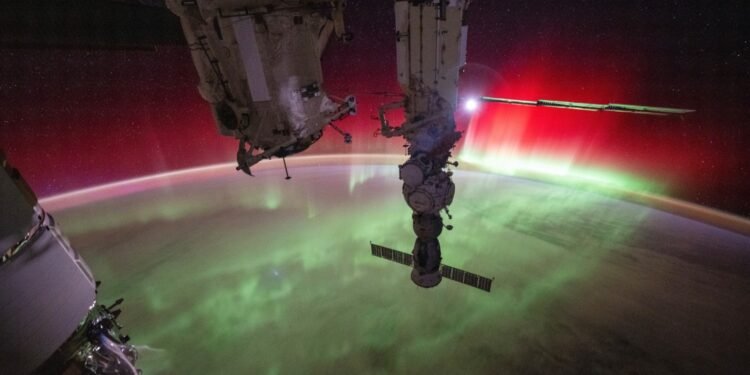 Astronauta faz registro de formação da aurora boreal