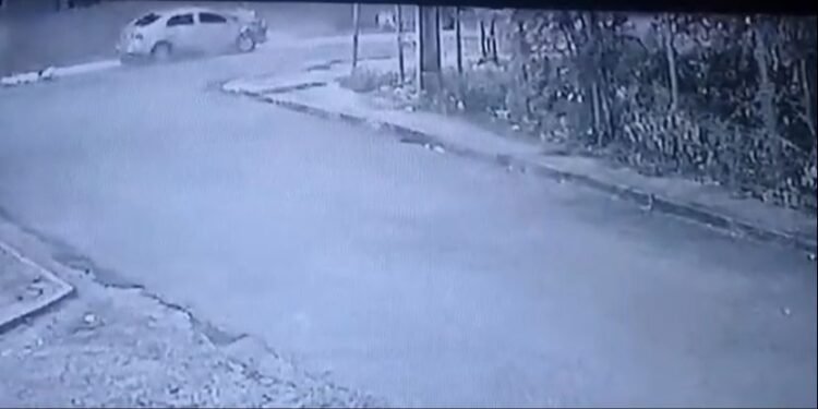 Motorista perde controle e derruba poste em avenida na zona Centro-Sul de Manaus
