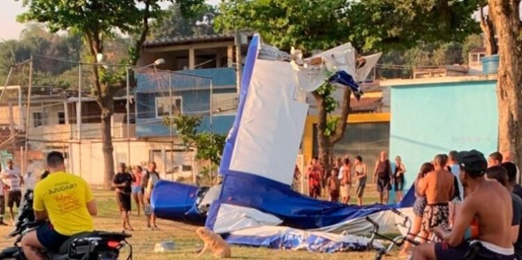 Avião de pequeno porte cai em Nova Iguaçu (RJ) (Foto: Reprpdução)